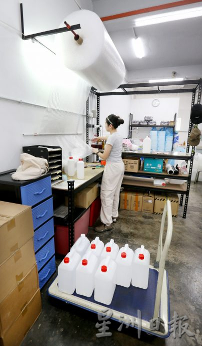 霹;25日见报/封底主文/青创家园︱科技青年回乡变化工 网络便利接全国订单