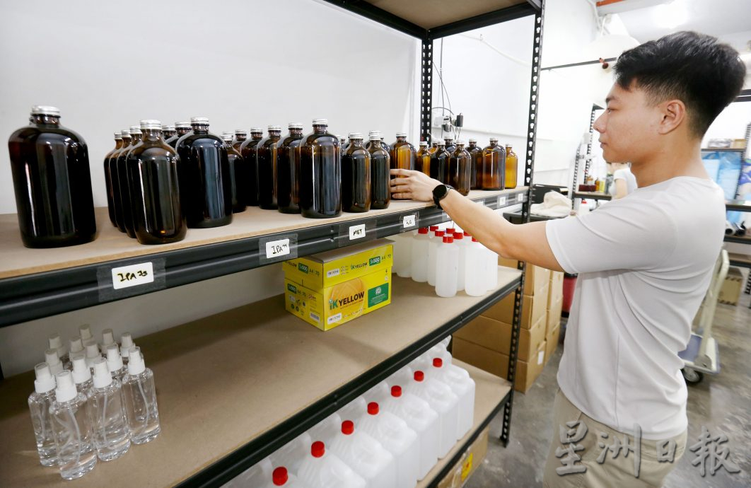 霹;25日见报/封底主文/青创家园︱科技青年回乡变化工 网络便利接全国订单