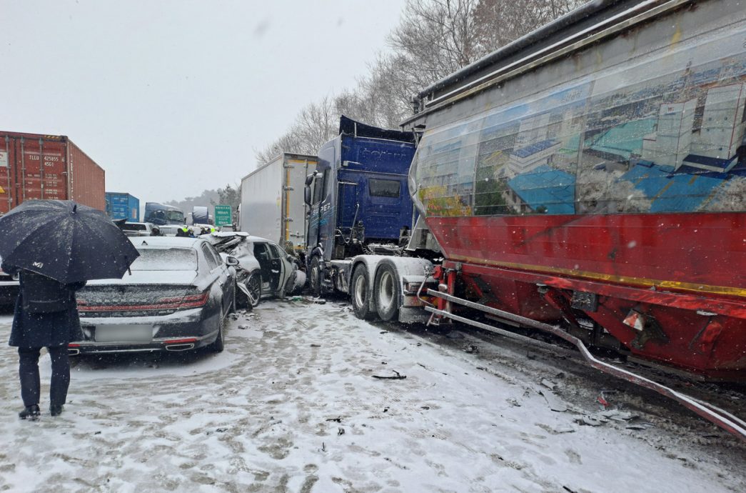 韩国大雪交通事故频传 高速公路30多辆车追撞