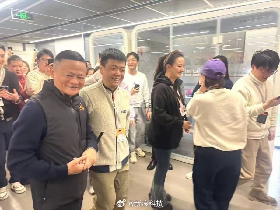  马云现身阿里园区和大家热情打招呼