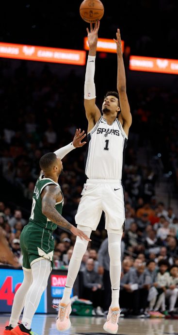 马刺主场狂胜公鹿  单场24颗三分破队史纪录