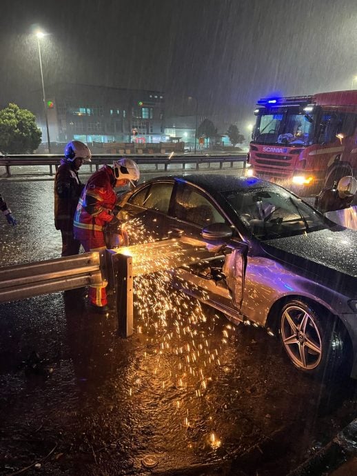 马赛地深夜蒲种失控撞分界堤 29岁司机脚受伤