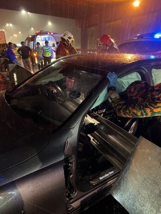 马赛地深夜蒲种失控撞分界堤 29岁司机脚受伤