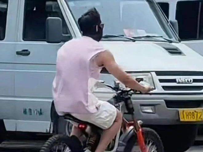 黄景瑜正牌女友疑曝光 网喊：迪丽热巴解脱了