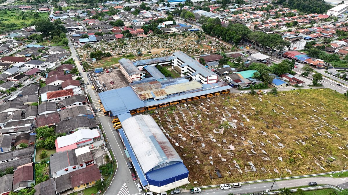 （27/2见报）星角摄8/华人义山与马来墓地环绕的班兰华小