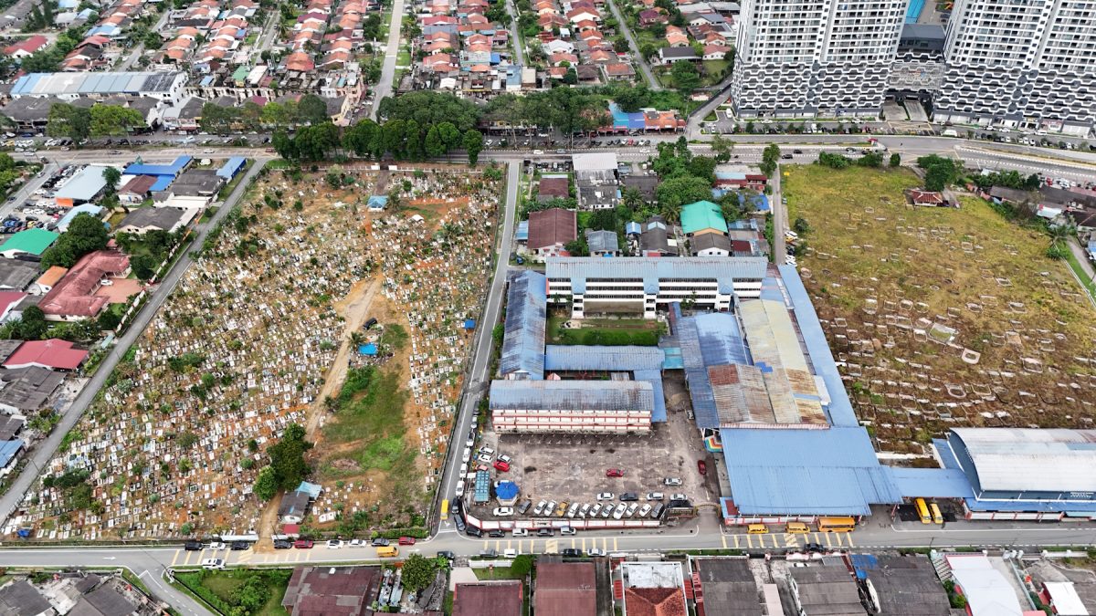 （27/2见报）星角摄8/华人义山与马来墓地环绕的班兰华小