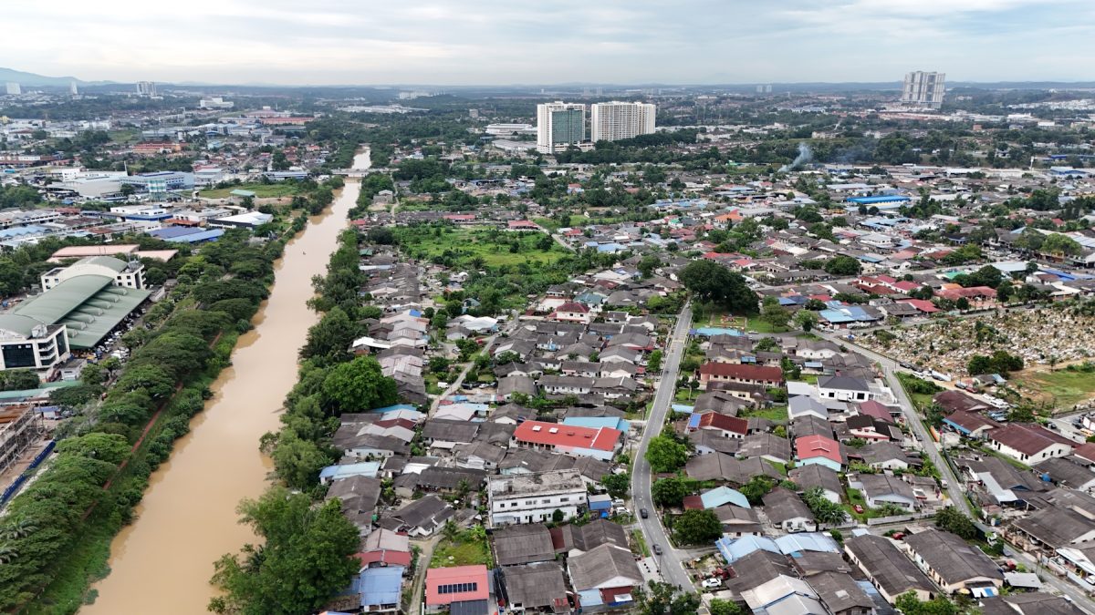 （27/2见报）星角摄8/华人义山与马来墓地环绕的班兰华小
