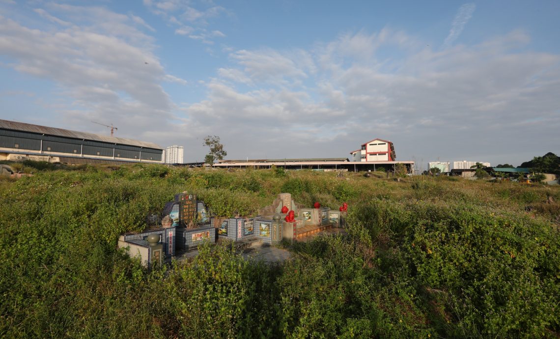 （27/2见报）星角摄8/华人义山与马来墓地环绕的班兰华小