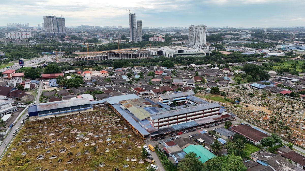 （27/2见报）星角摄8/华人义山与马来墓地环绕的班兰华小