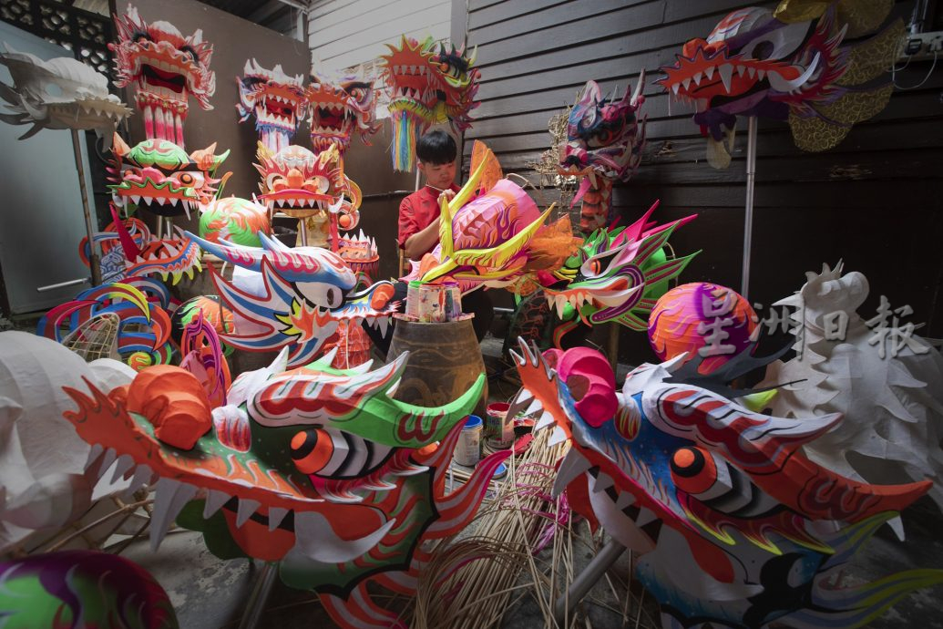 黄勇康以匠心传承，设计出更具创意及生命力的舞龙