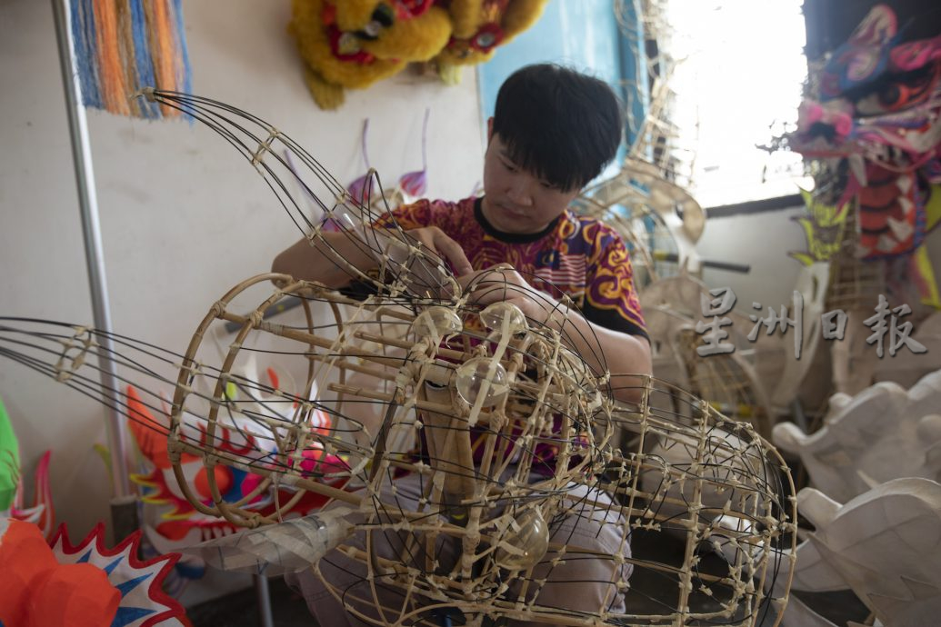 黄勇康以匠心传承，设计出更具创意及生命力的舞龙