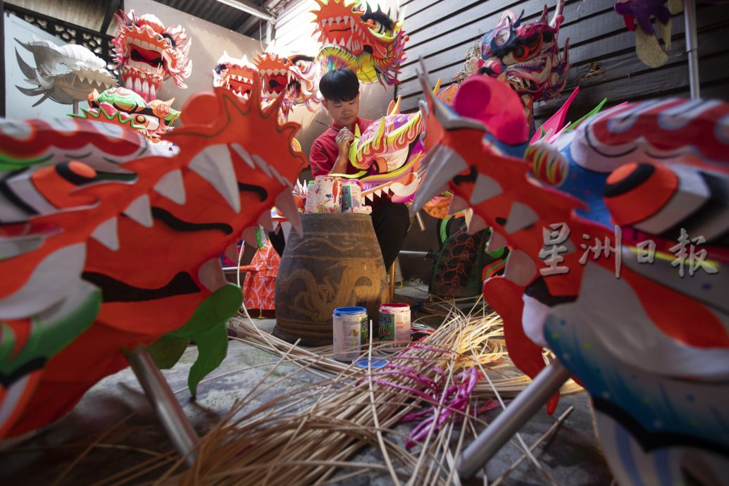 黄勇康以匠心传承，设计出更具创意及生命力的舞龙