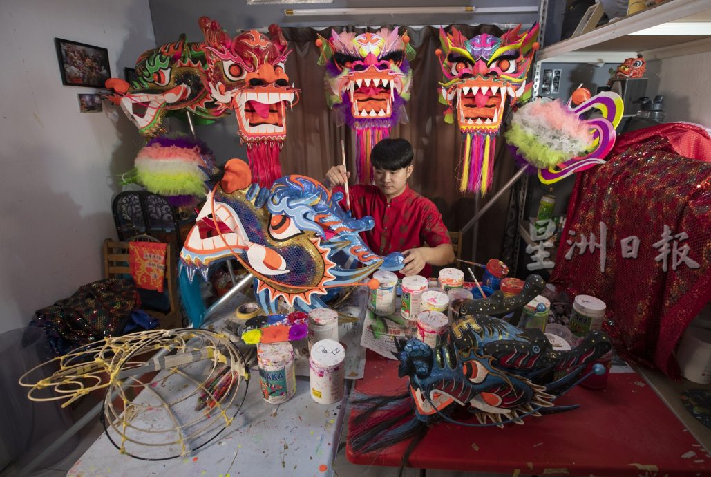 黄勇康以匠心传承，设计出更具创意及生命力的舞龙