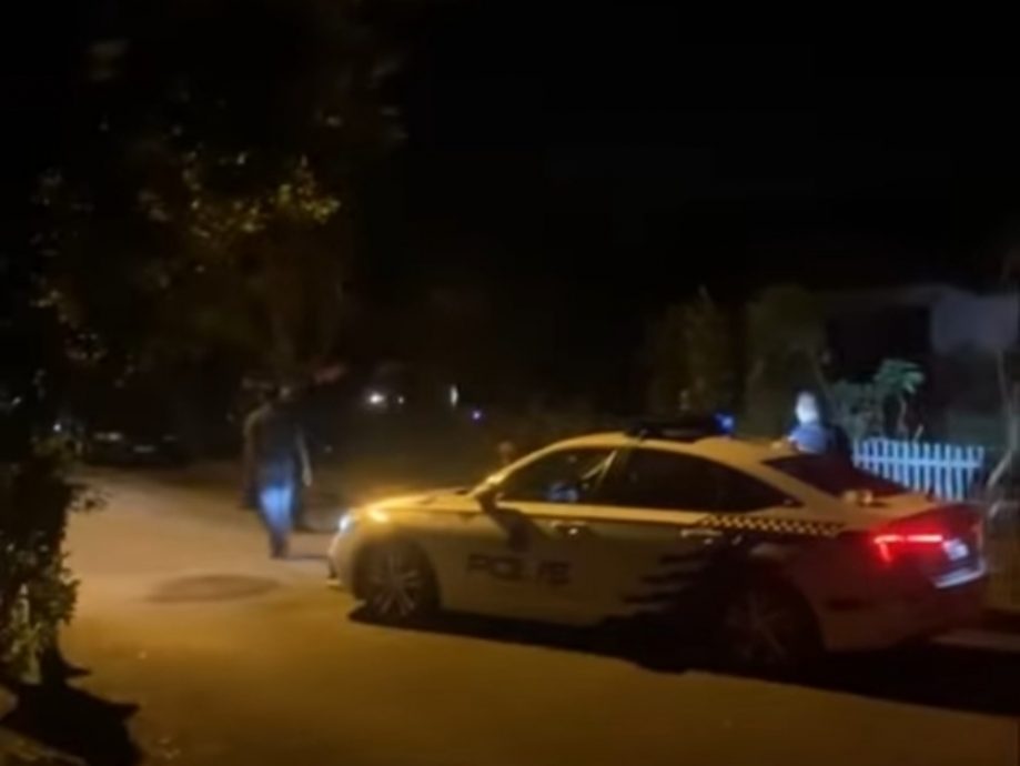 （全国版）持2巴冷刀砍伤4警员  疯汉中枪身亡