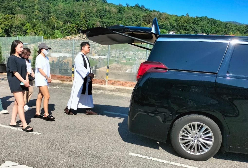 (全国版)越南女子疑酒驾撞死恒毅毕业生案 POPMART玩偶放灵柩陪上路