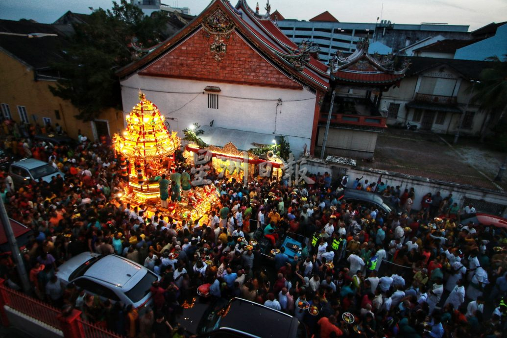 槟大宝森节 民众夹道迎神辇