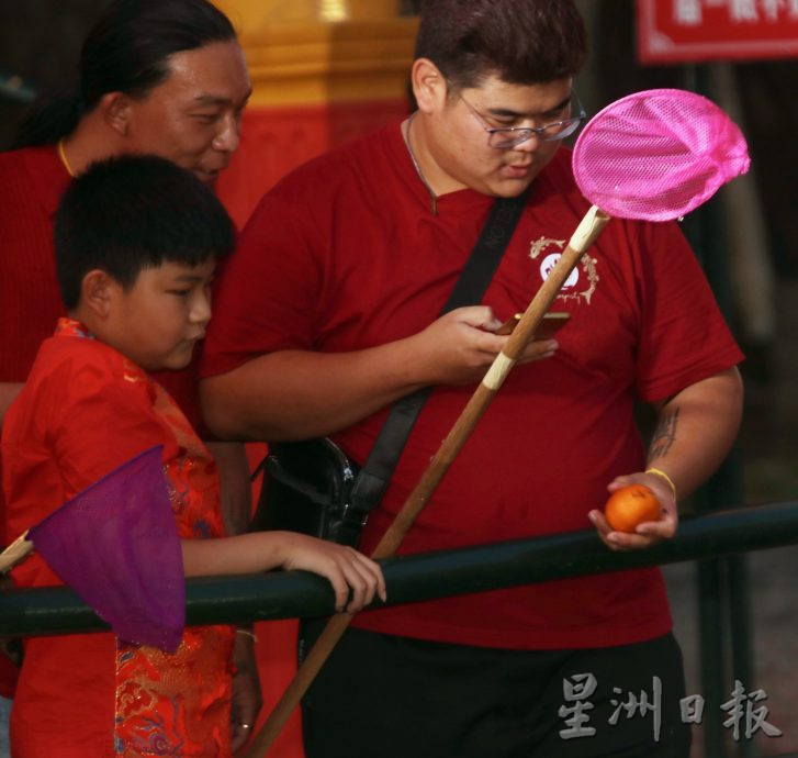 中西情人节相遇 庙宇抛柑热