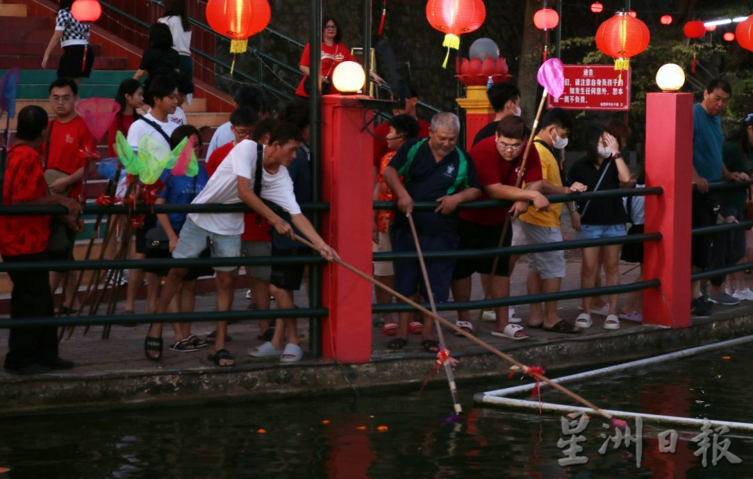 中西情人节相遇 庙宇抛柑热