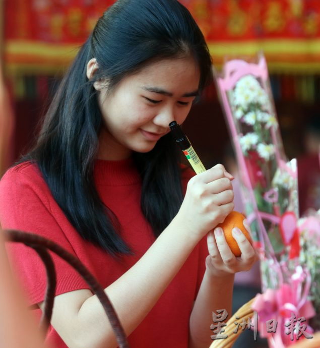 中西情人节相遇 庙宇抛柑热