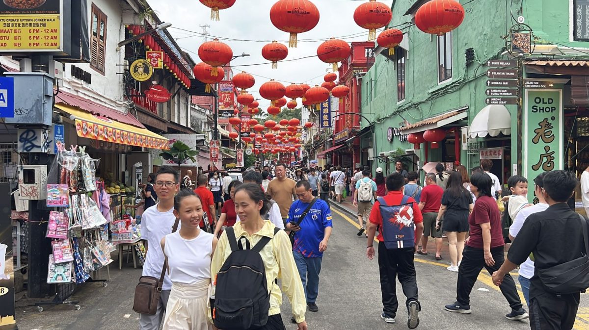 （古城主文）人潮满溢 路上川行·鸡场街变行人街