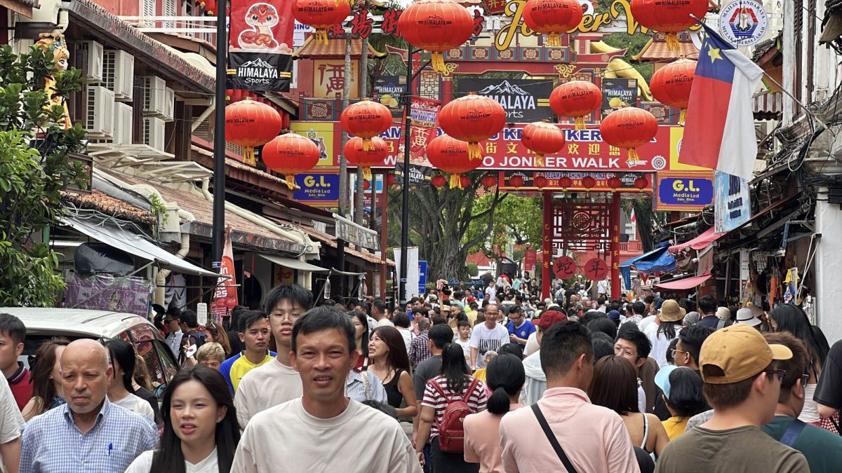 （古城主文）人潮满溢 路上川行·鸡场街变行人街
