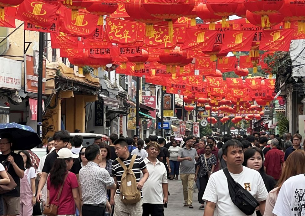（古城主文）人潮满溢 路上川行·鸡场街变行人街