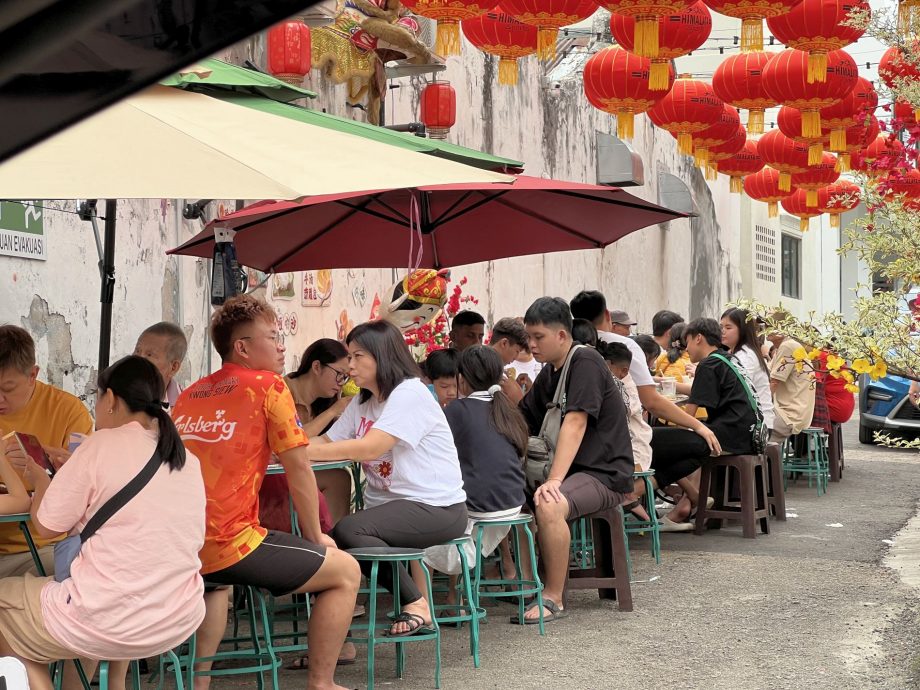（古城主文）人潮满溢 路上川行·鸡场街变行人街