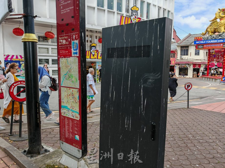 （古城封面主文）陈金声桥旁游客来往，周围却布满鸟粪如“下雪”