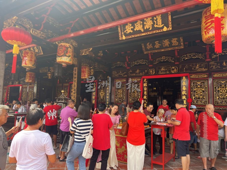 (古城封面副文)正月初六,青云亭香客不断