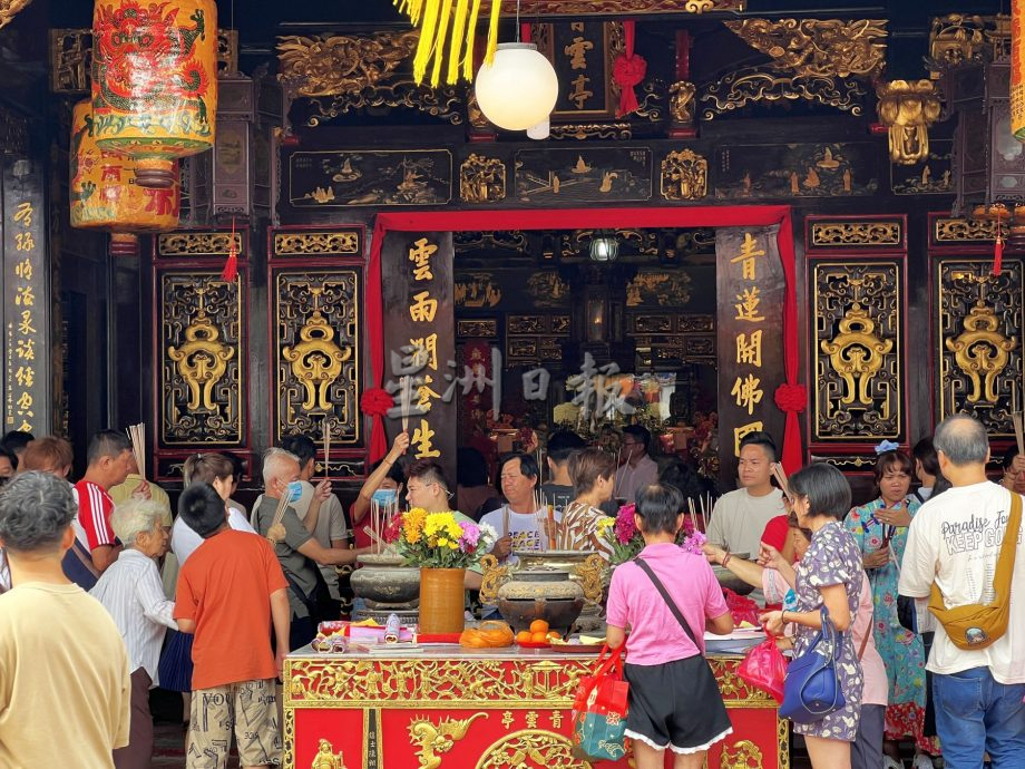 (古城封面副文)正月初六,青云亭香客不断