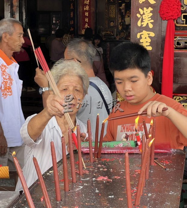 (古城封面副文)正月初六,青云亭香客不断