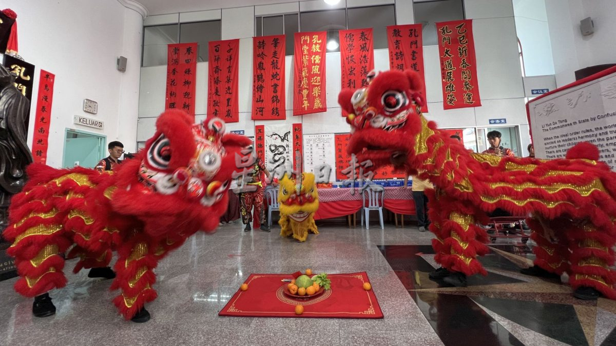 （古城第三版主文）沈墨义：新春挂红彩是甲州特色