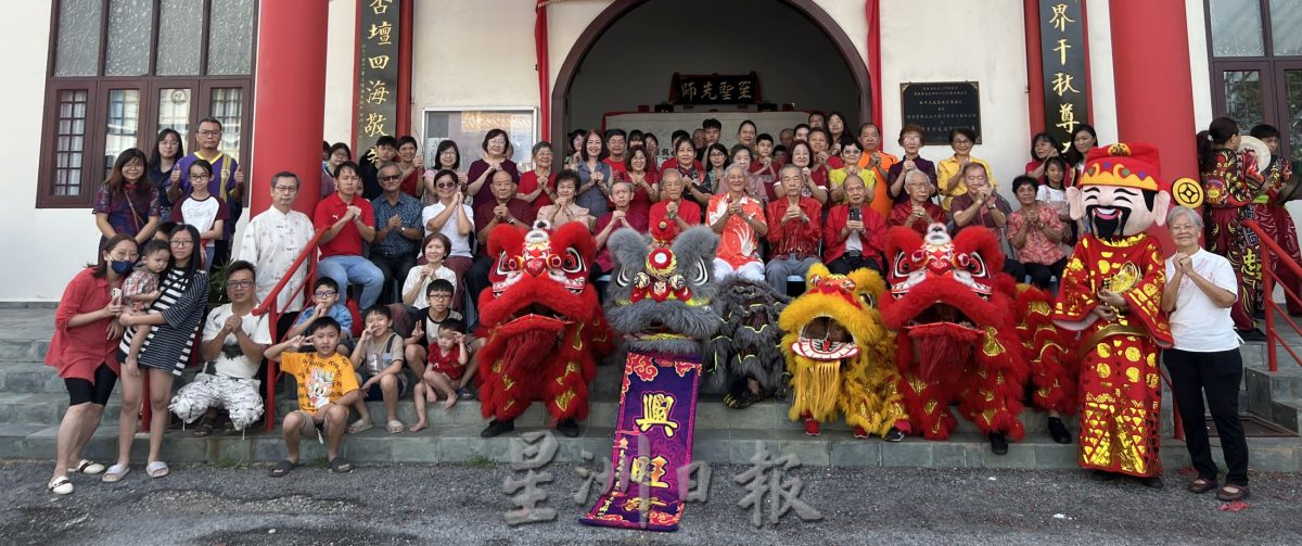 (古城第三版主文)沈墨义:新春挂红彩是甲州特色
