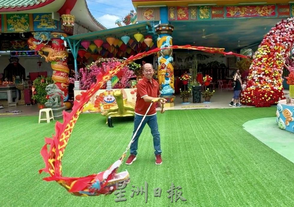 (古城第二版主文)放下手机·新春接触小动物感受童真快乐