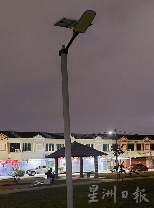 篮球场被当放烟花场地,留下一堆残余