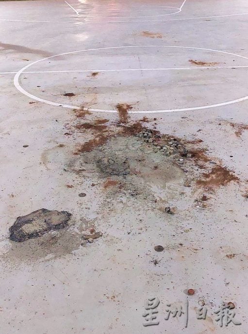 篮球场被当放烟花场地,留下一堆残余