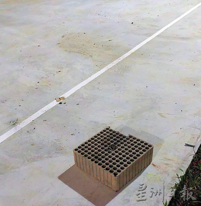 篮球场被当放烟花场地,留下一堆残余
