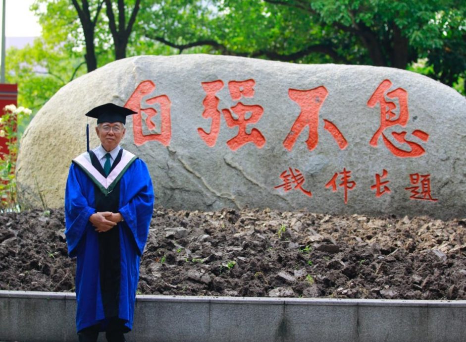 (大北马)81岁高龄当中国最大年纪硕士生,本报撮合郑建阳9年重遇中国导师