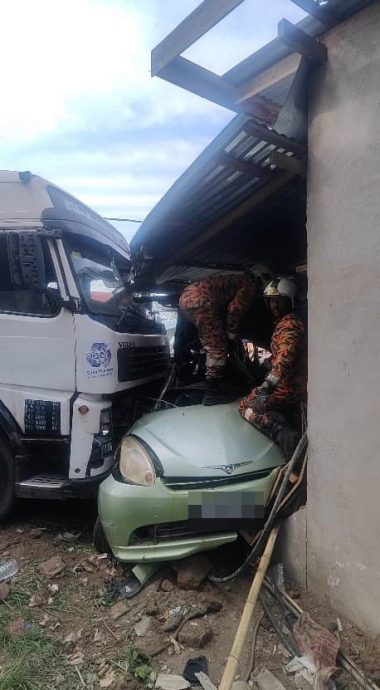 (大北马)七旬老妇载孙外出被罗里猛撞并拖行撞入店 6人奇迹生还