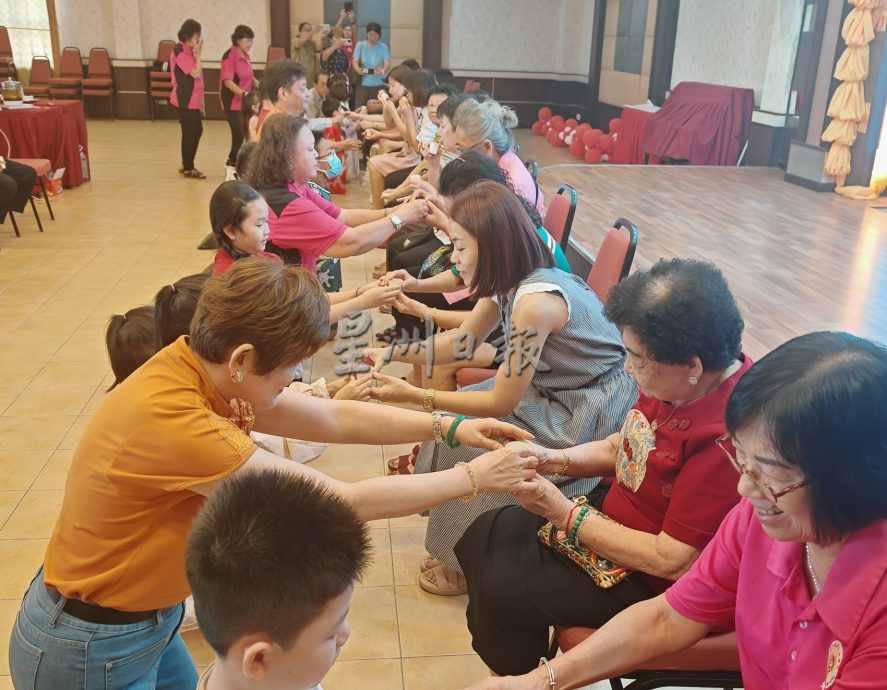 (大北马)三叩九拜敬茶拥抱 长辈哭湿了双眼