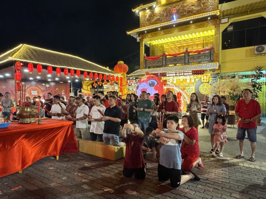 (大北马)亚罗士打斗母宫集体拜天公仪式。