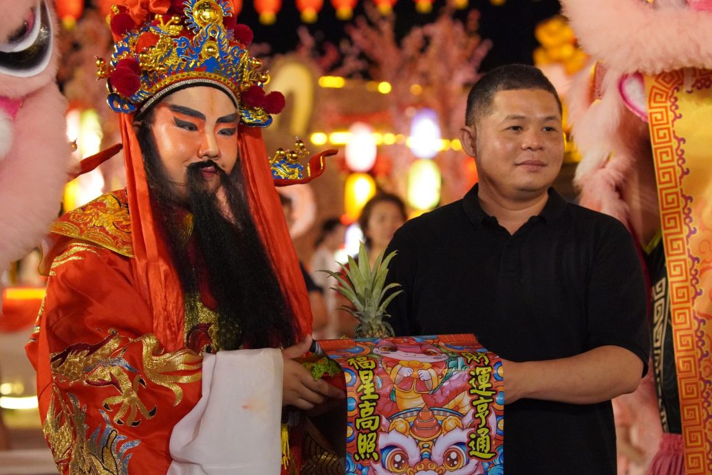 (大北马)亚罗士打斗母宫集体拜天公仪式。