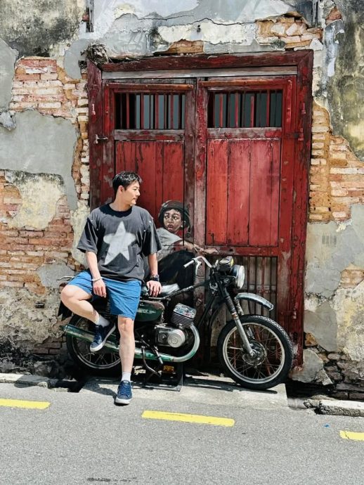 (大北马)台艺人施易男新年与家人访槟