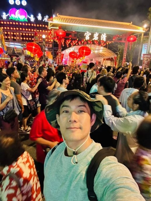 (大北马)台艺人施易男新年与家人访槟