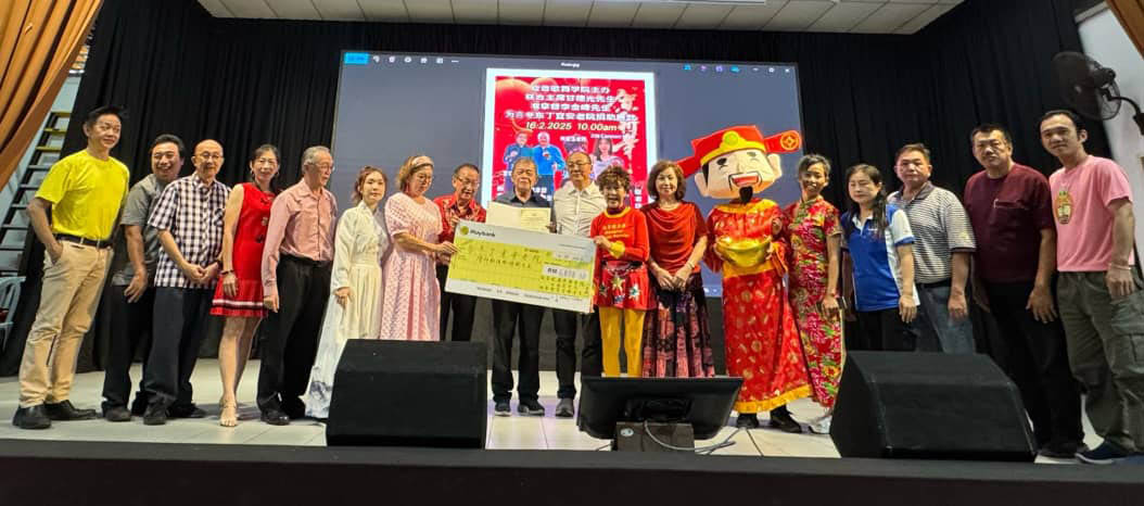 大山脚旋音歌舞学院到峇冬丁宜安老院办“新春佳节送温情,敬老扶弱献爱心”午宴