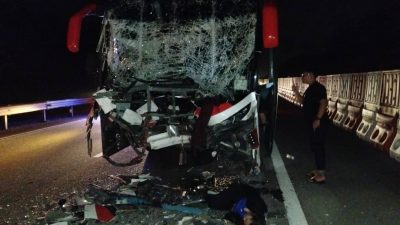 （已签发）全国：未及时刹车追尾肇祸，巴士22人全受伤送院