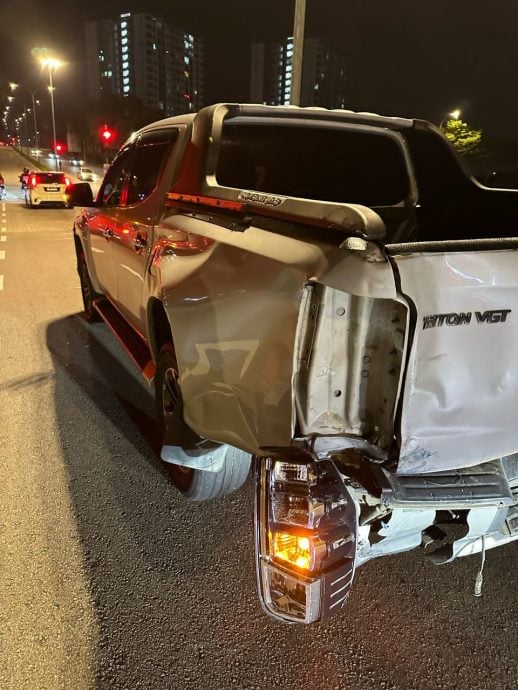 (已签发)柔:摩托车失控撞四驱车 男骑士伤重身亡