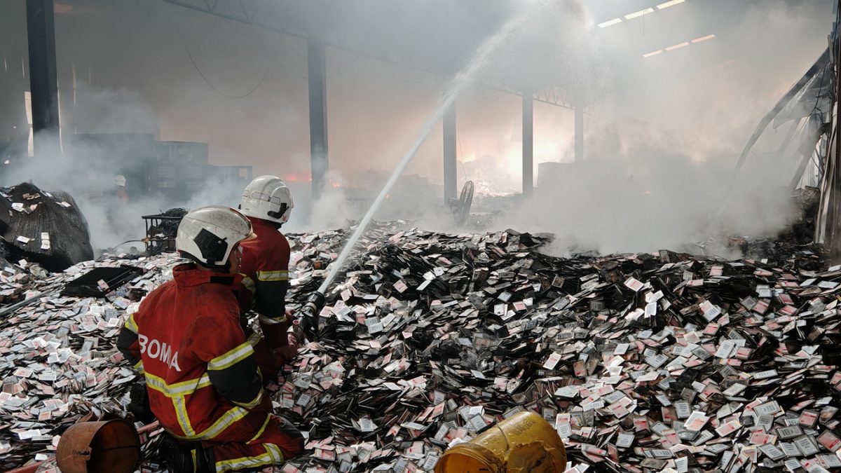 (已签发)柔:火烧废铁厂超过24小时,料今日可完全扑灭火势