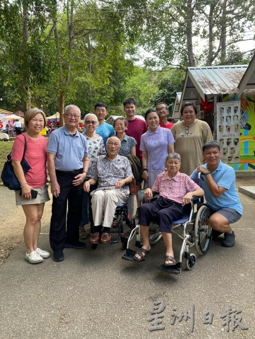 南峇山脚特色市集  民众齐“hea”过大年初四