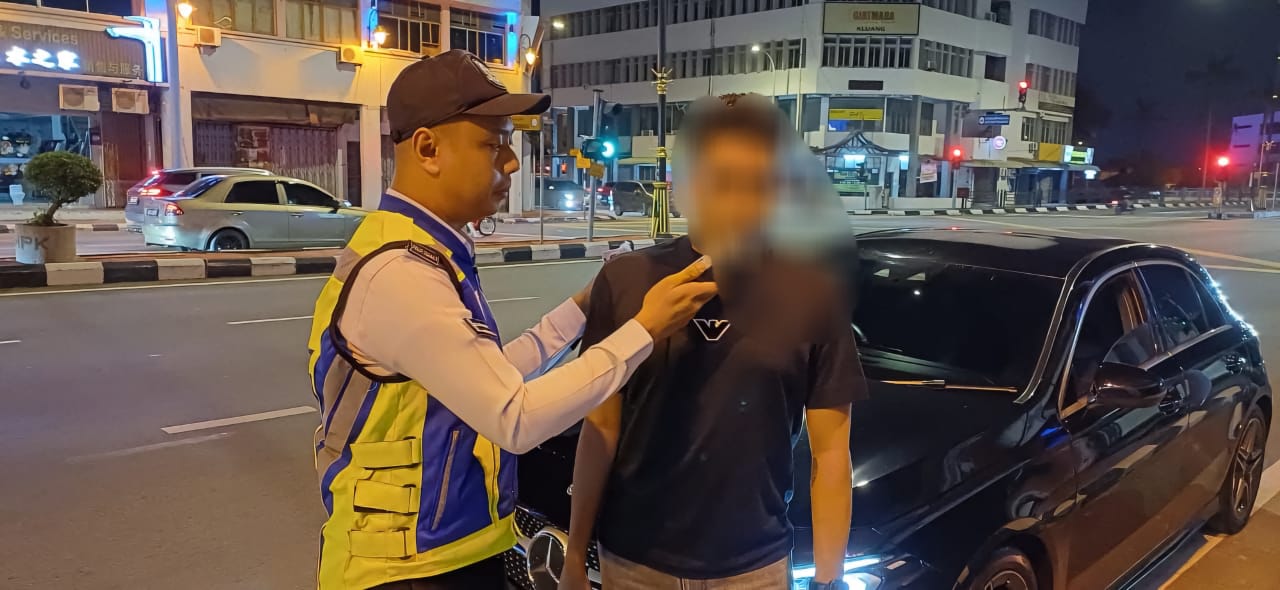 銮警展开醉酒行动 开8罚单捕4人